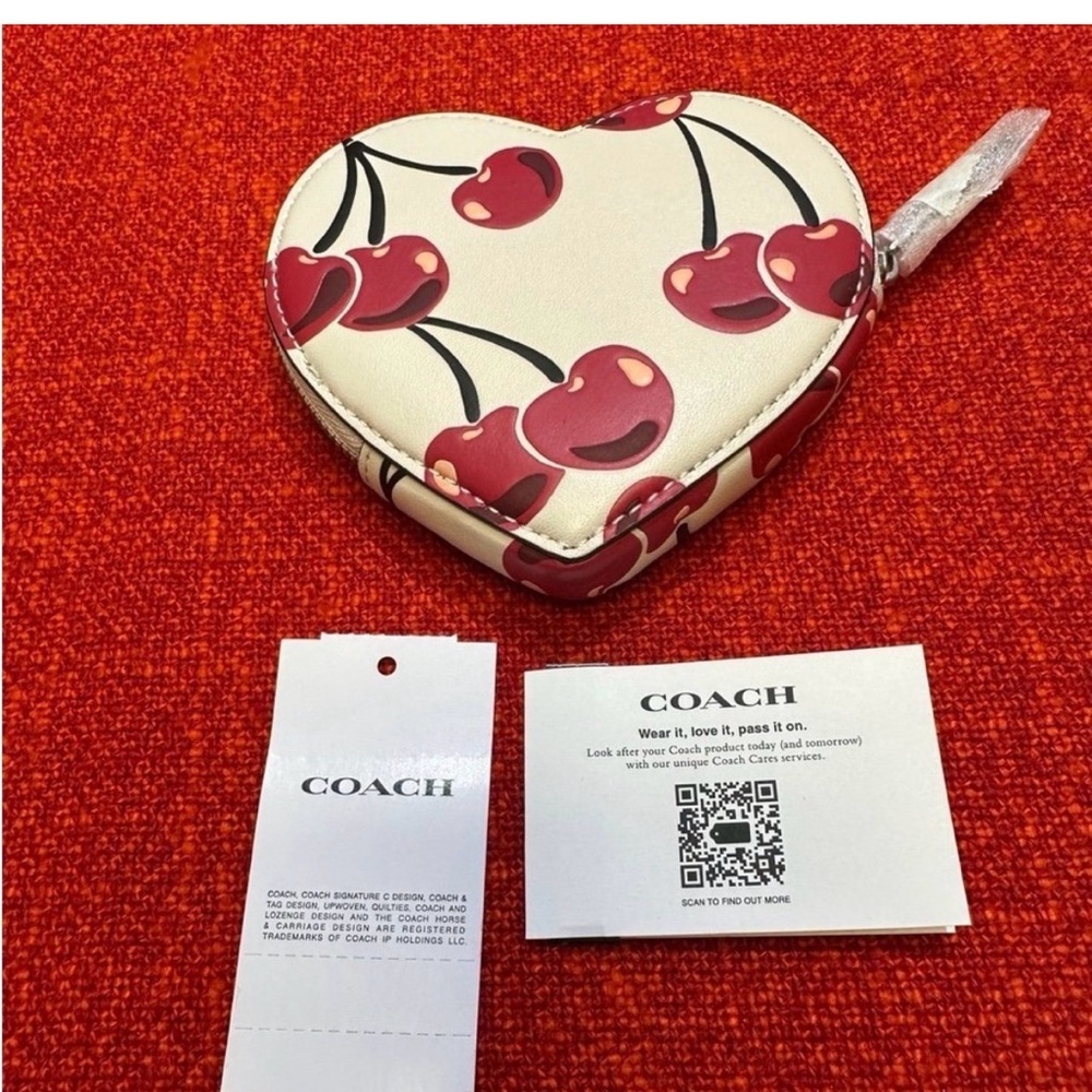❤️❤️❤️NEW Coach Heart shaped coin purse ❤️❤️❤️ - Picture 2 of 8